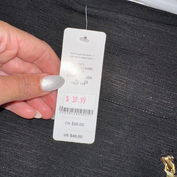 Size small black stretchy skirt with slit in back - Picture 3 of 4